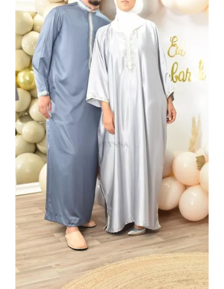 Qamis Émiratie homme de luxe avec détails brodés .