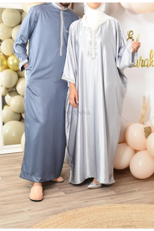 Qamis Émiratie homme de luxe avec détails brodés .