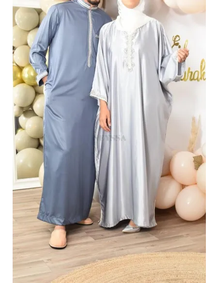 Qamis Émiratie homme de luxe avec détails brodés .