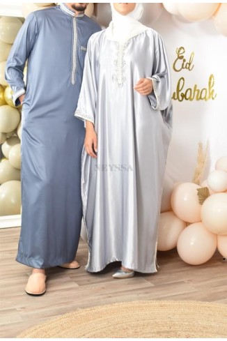 Qamis Émirati : Élégance et Tradition pour l’Homme Musulman Qamis Émirati : Élégance et Tradition pour l’Homme Musulman