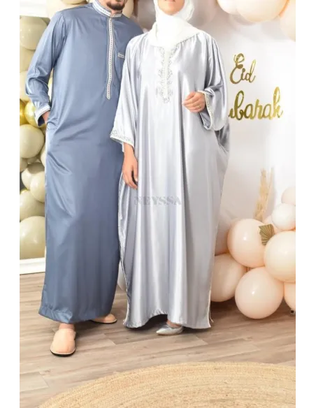 Qamis Émiratie homme de luxe avec détails brodés .