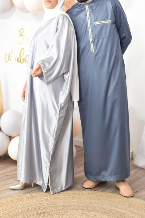 Qamis Émiratie homme de luxe avec détails brodés .