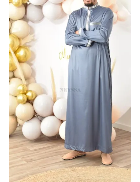 Qamis Émiratie homme de luxe avec détails brodés .