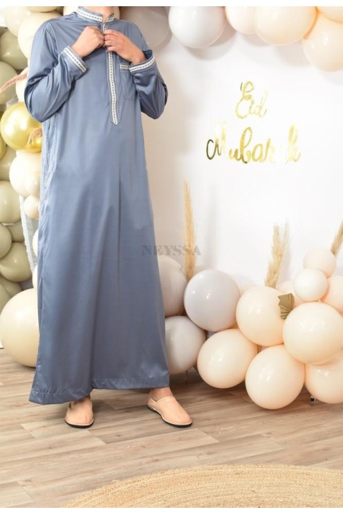 Qamis Émiratie homme de luxe avec détails brodés .