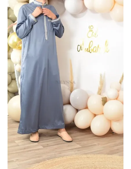 Qamis Émiratie homme de luxe avec détails brodés .