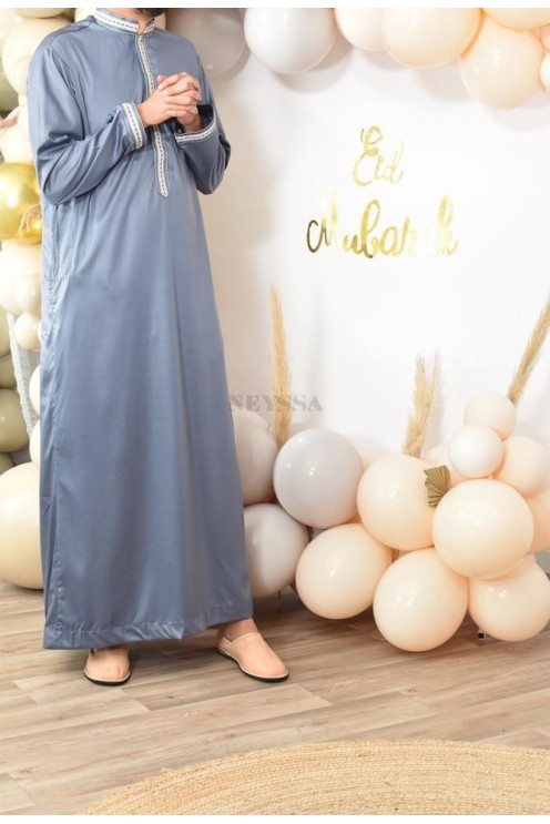 Qamis Émiratie homme de luxe avec détails brodés .