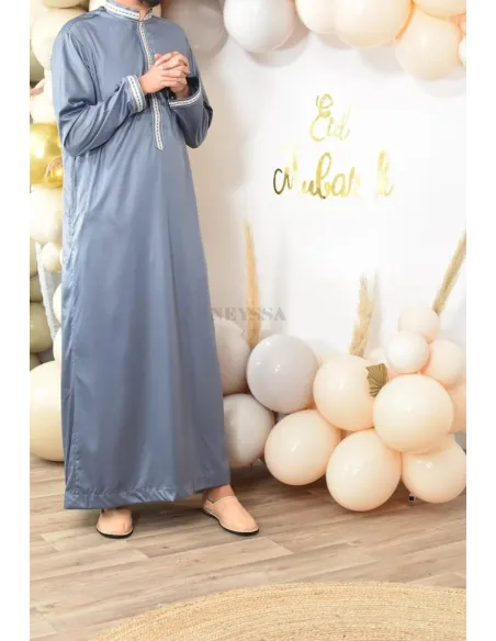 Qamis Émiratie homme de luxe avec détails brodés .