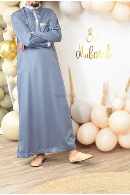 Qamis Émiratie homme de luxe avec détails brodés .