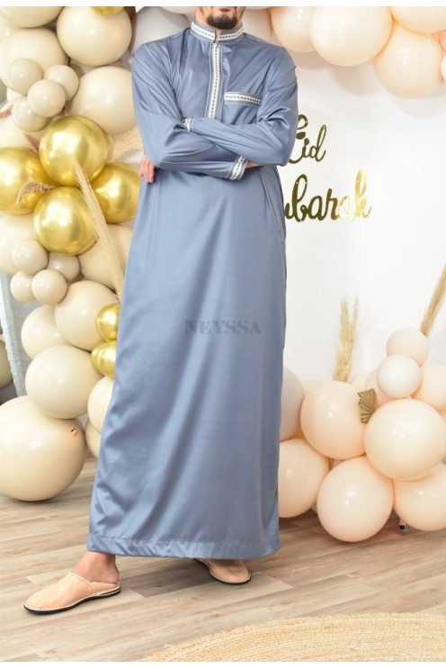 Qamis Émiratie homme de luxe avec détails brodés .