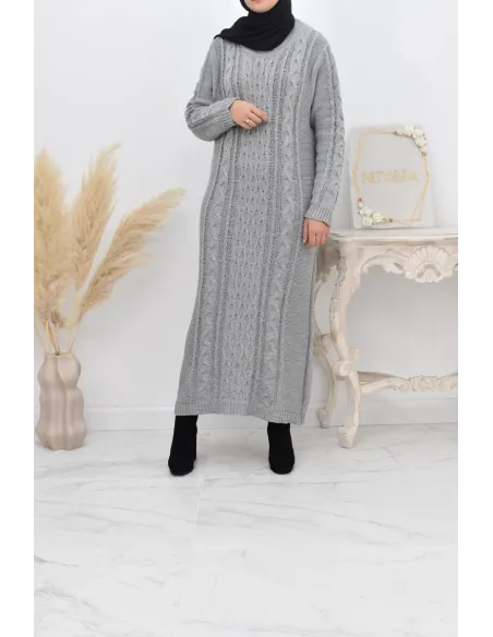 Langes Pulloverkleid Winter gestrickte verdrehte Herbstideal verschleierte Frau.