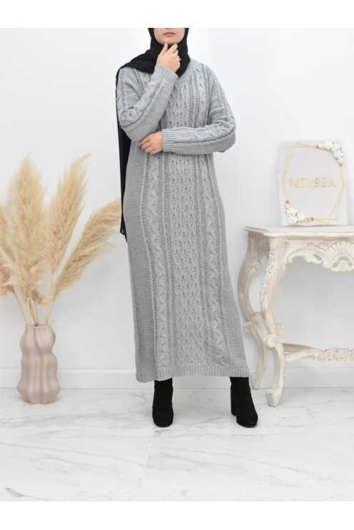 Langes Pulloverkleid Winter gestrickte verdrehte Herbstideal verschleierte Frau.