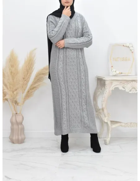 Langes Pulloverkleid Winter gestrickte verdrehte Herbstideal verschleierte Frau.