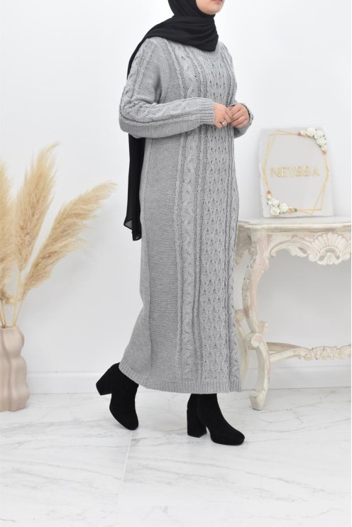 Langes Pulloverkleid Winter gestrickte verdrehte Herbstideal verschleierte Frau.