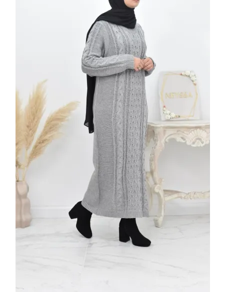 Langes Pulloverkleid Winter gestrickte verdrehte Herbstideal verschleierte Frau.