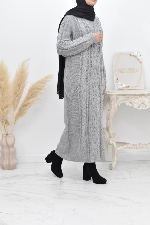 Langes Pulloverkleid Winter gestrickte verdrehte Herbstideal verschleierte Frau.