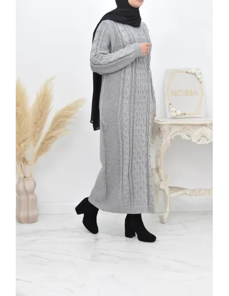 Langes Pulloverkleid Winter gestrickte verdrehte Herbstideal verschleierte Frau.