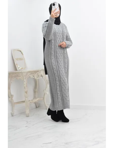 Langes Pulloverkleid Winter gestrickte verdrehte Herbstideal verschleierte Frau.