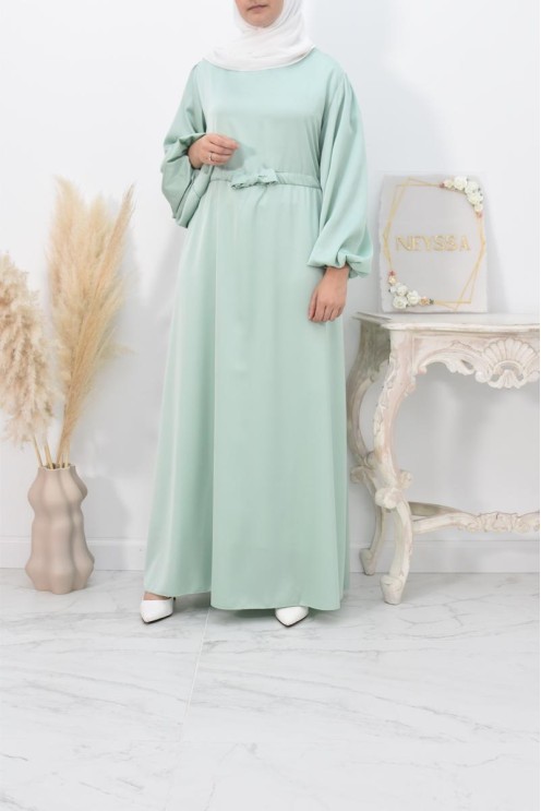 langes böhmisches Kleid mit Satineffekt Ballonärmeln bescheidene Mode.