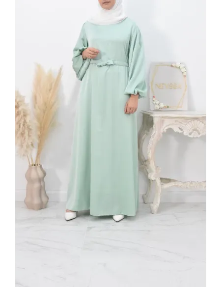 langes böhmisches Kleid mit Satineffekt Ballonärmeln bescheidene Mode.