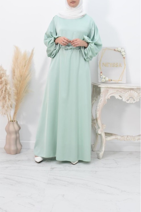 langes böhmisches Kleid mit Satineffekt Ballonärmeln bescheidene Mode.