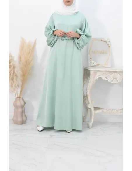 langes böhmisches Kleid mit Satineffekt Ballonärmeln bescheidene Mode.