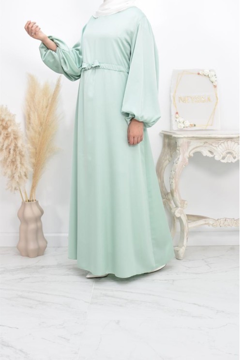 langes böhmisches Kleid mit Satineffekt Ballonärmeln bescheidene Mode.