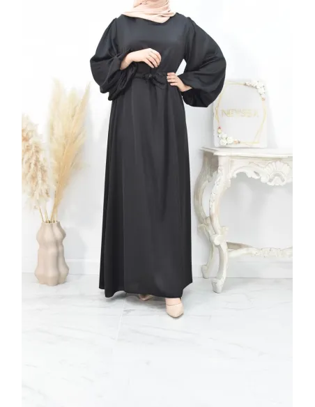 langes böhmisches Kleid mit Satineffekt Ballonärmeln bescheidene Mode.