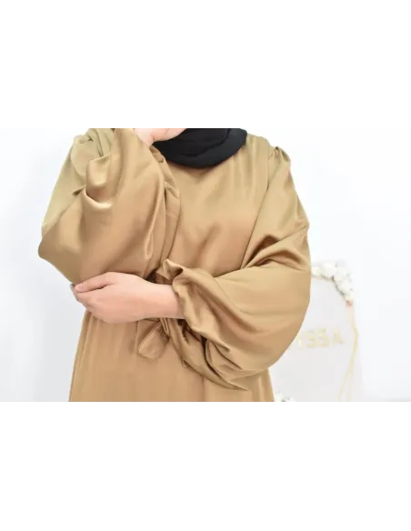 langes böhmisches Kleid mit Satineffekt Ballonärmeln bescheidene Mode.