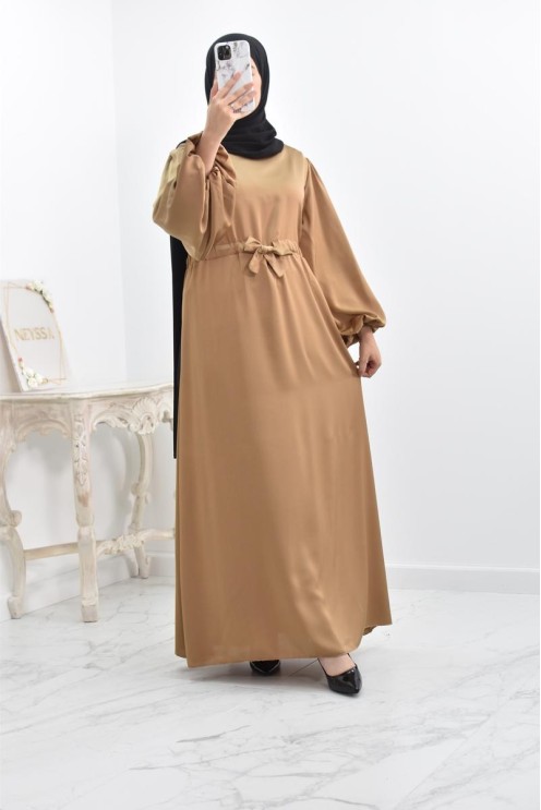 langes böhmisches Kleid mit Satineffekt Ballonärmeln bescheidene Mode.