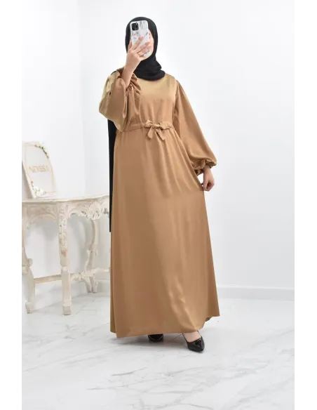 langes böhmisches Kleid mit Satineffekt Ballonärmeln bescheidene Mode.