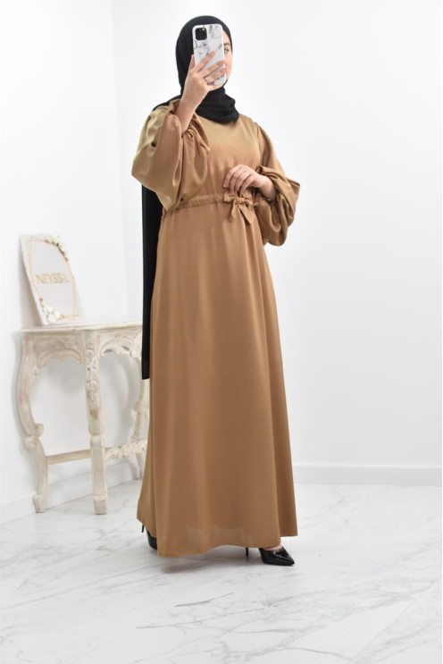 langes böhmisches Kleid mit Satineffekt Ballonärmeln bescheidene Mode.