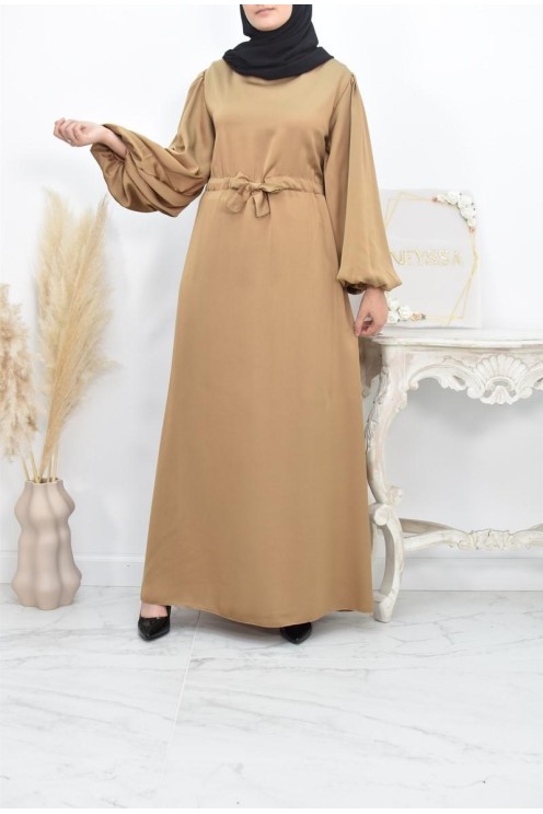 langes böhmisches Kleid mit Satineffekt Ballonärmeln bescheidene Mode.