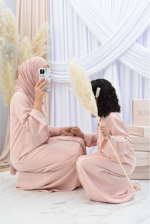 Abaya style djellaba mère ou fille avec broderies boutonnées Aïd.