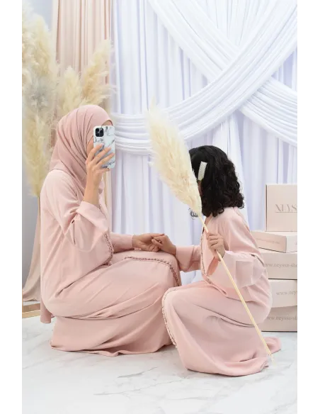 Abaya style djellaba mère ou fille avec broderies boutonnées Aïd.