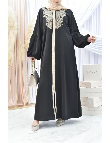 Abaya Aïd Noire brodée couleur dorées et manches bouffantes.
