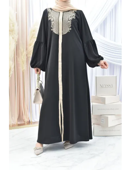 Abaya Aïd Noire brodée couleur dorées et manches bouffantes.