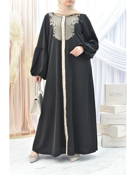 Abaya Aïd Noire brodée couleur dorées et manches bouffantes.
