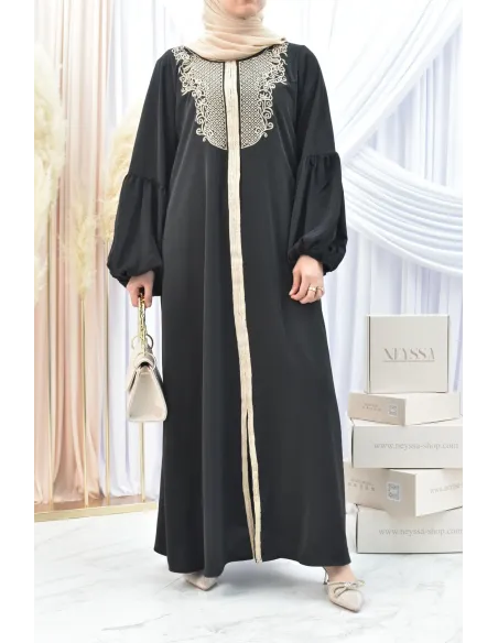 Abaya Aïd Noire brodée couleur dorées et manches bouffantes.