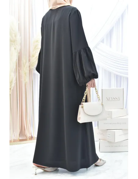 Abaya Aïd Noire brodée couleur dorées et manches bouffantes.
