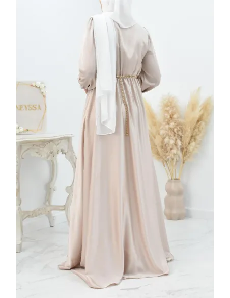 Robe longue satin cache coeur cérémonie femme musulmane.