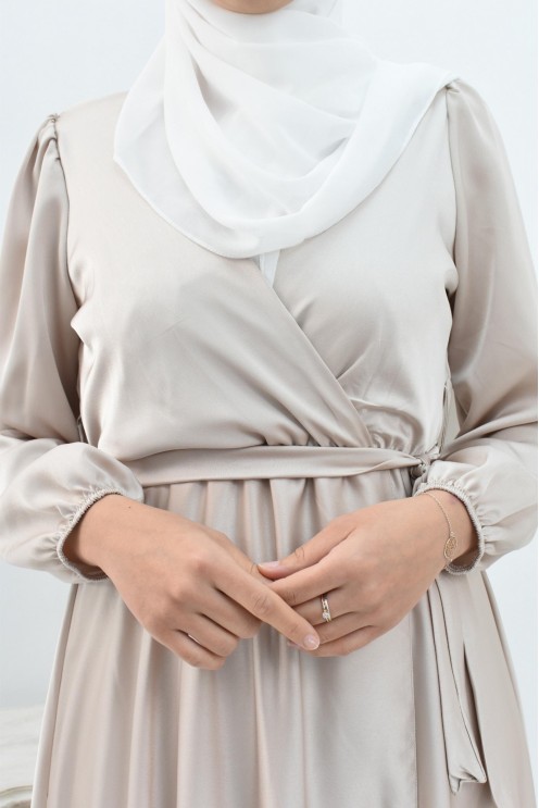 Robe longue satin cache coeur cérémonie femme musulmane.