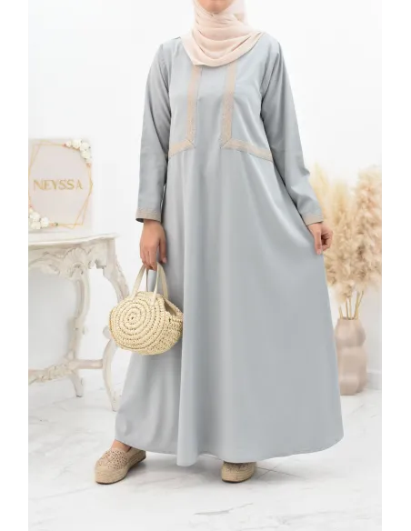 Longue abaya femme musulmane coupe ample pour le quotidien.