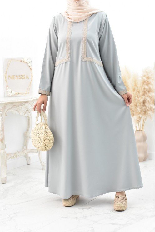 Longue abaya femme musulmane coupe ample pour le quotidien.