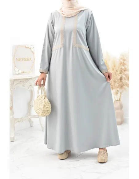 Longue abaya femme musulmane coupe ample pour le quotidien.