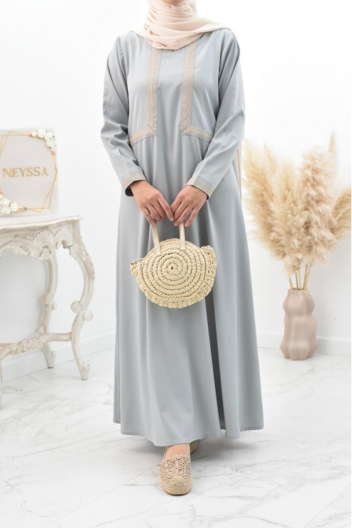 Longue abaya femme musulmane coupe ample pour le quotidien.