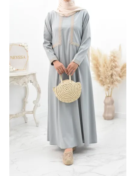 Longue abaya femme musulmane coupe ample pour le quotidien.