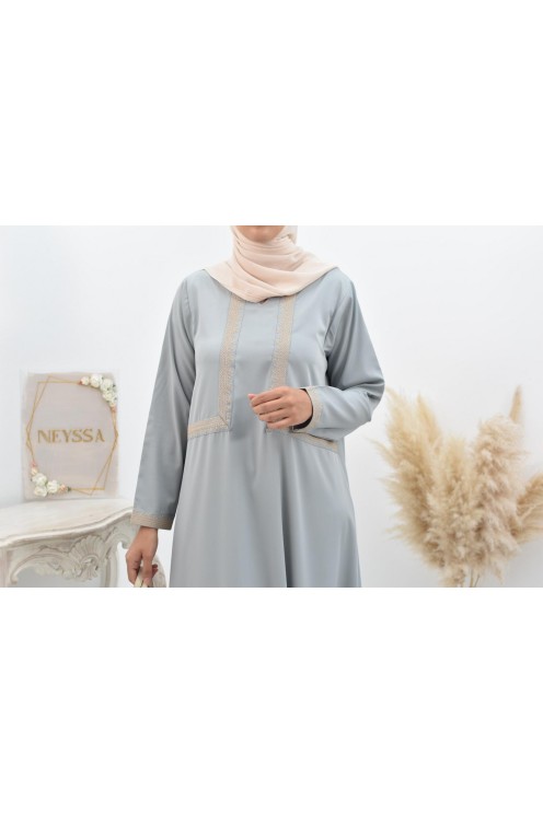 Longue abaya femme musulmane coupe ample pour le quotidien.