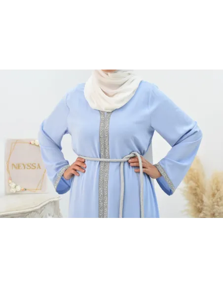 Longue Abaya bleue fluide à strass idéale pour les fêtes