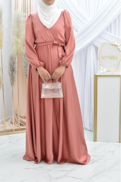 Robe longue satin cache coeur cérémonie femme musulmane.