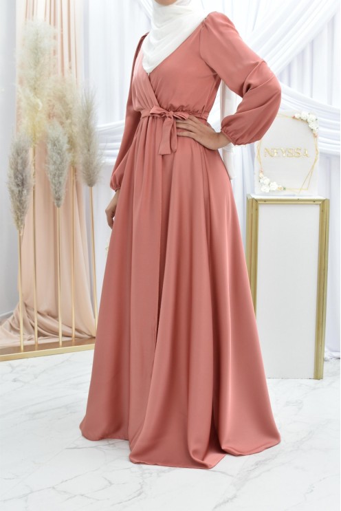 Robe longue satin cache coeur cérémonie femme musulmane.